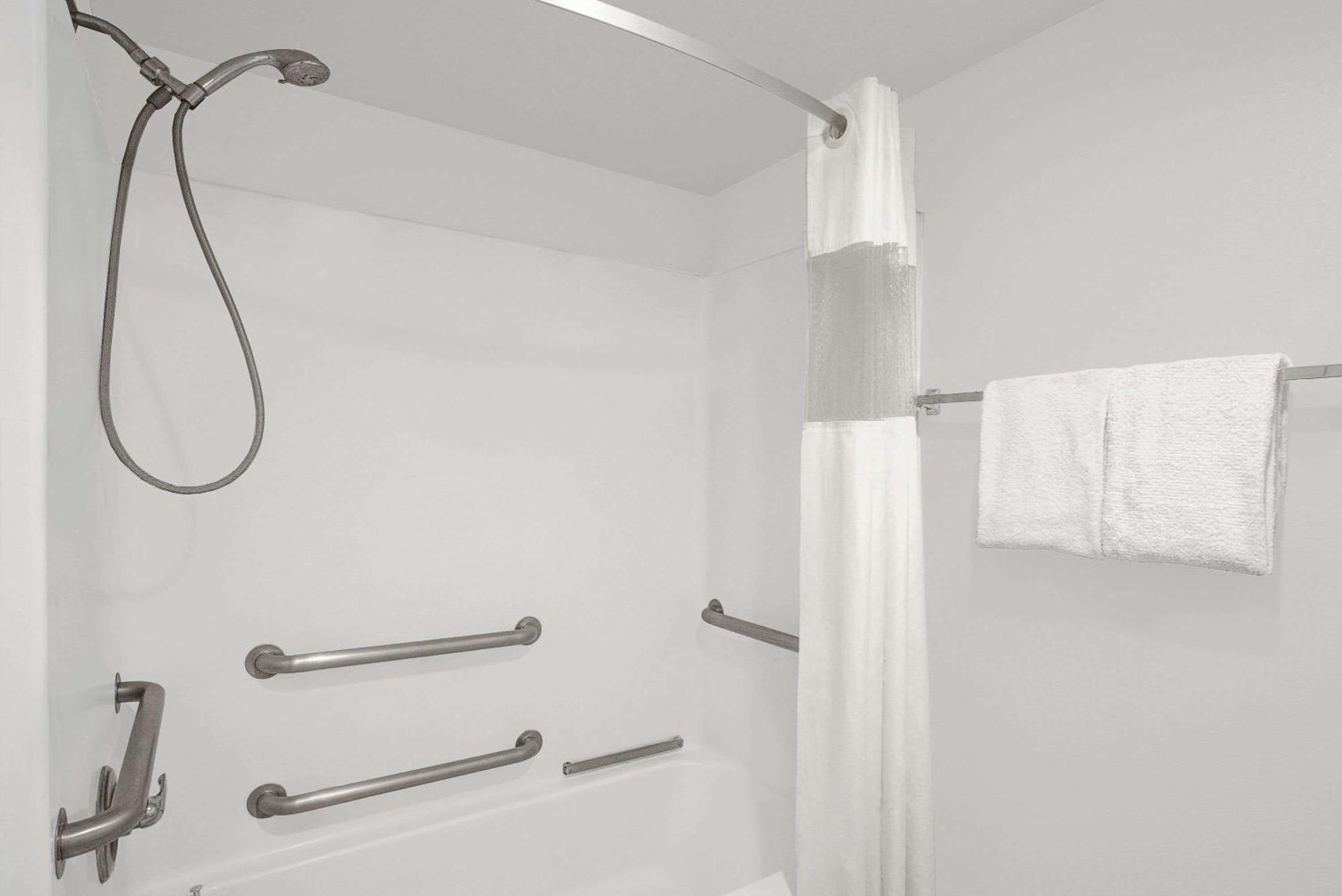 Queen Room - Mobility Access/Non-Smoking