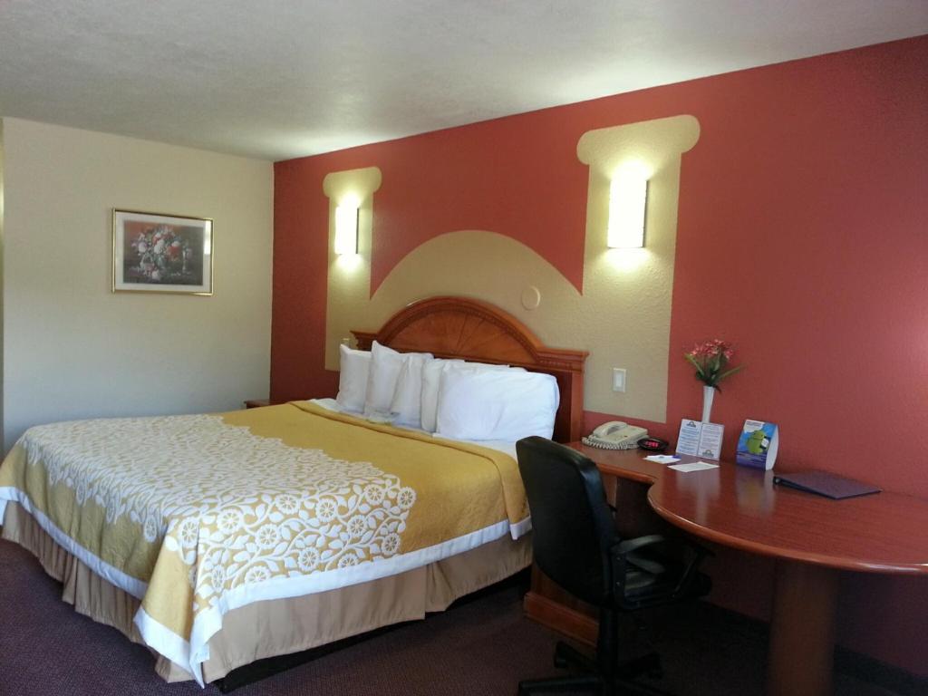 1 King Bed, Studio Suite, Non-Smoking
