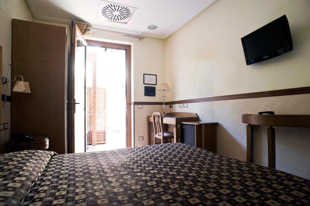 Quarto com Cama de Casal ou 2 de Solteiro