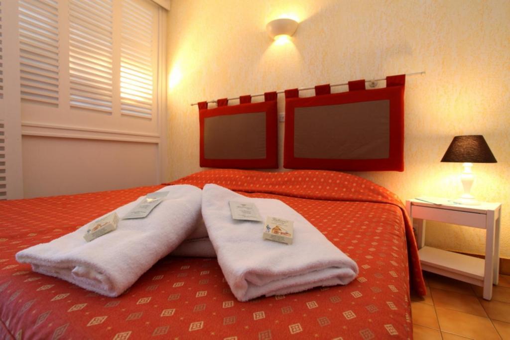 Chambre Double - Vue sur Piscine (2 Personnes)