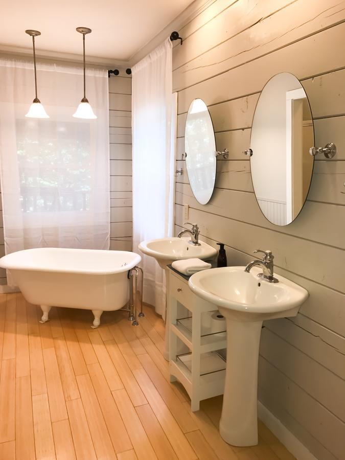 Deluxe Queen Suite