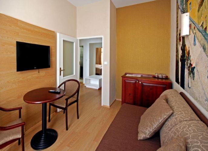Deluxe Suite,61046710:JPEG
