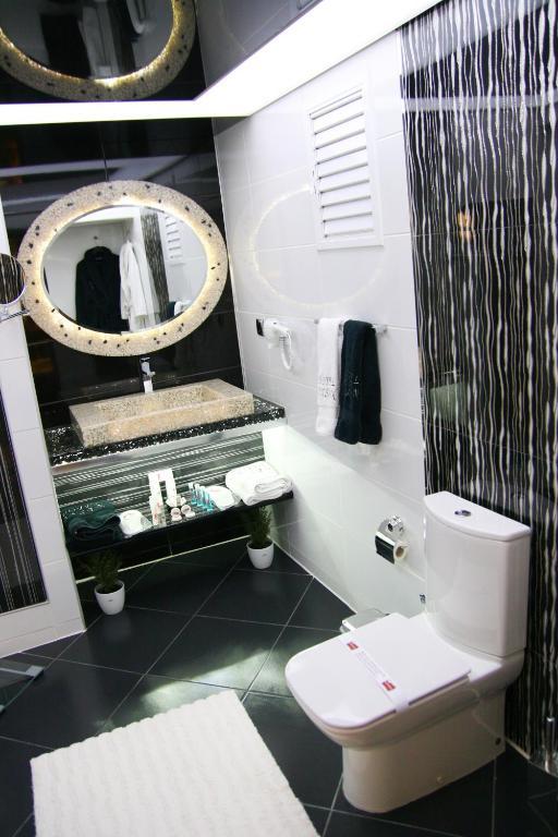 Queen Room with Mobility Access/Non-Smoking