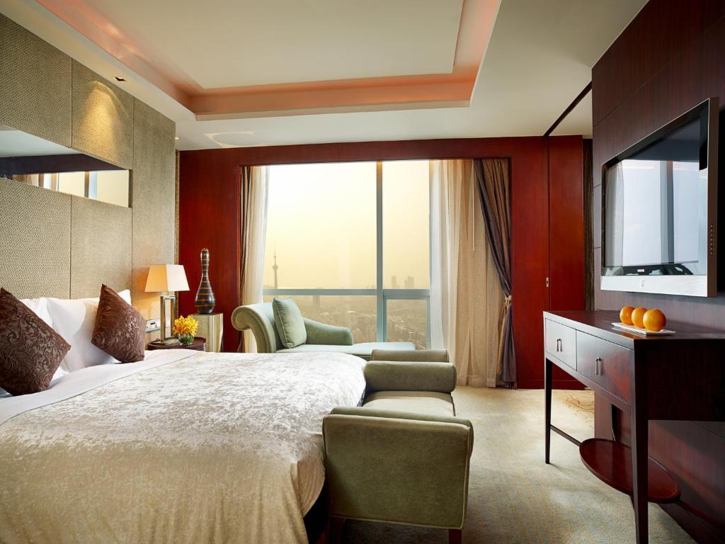Superior King Room with City View