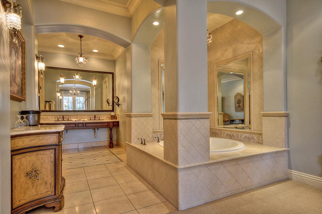 King Suite Spa Bath