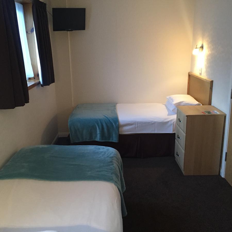 Twin Room with Shower