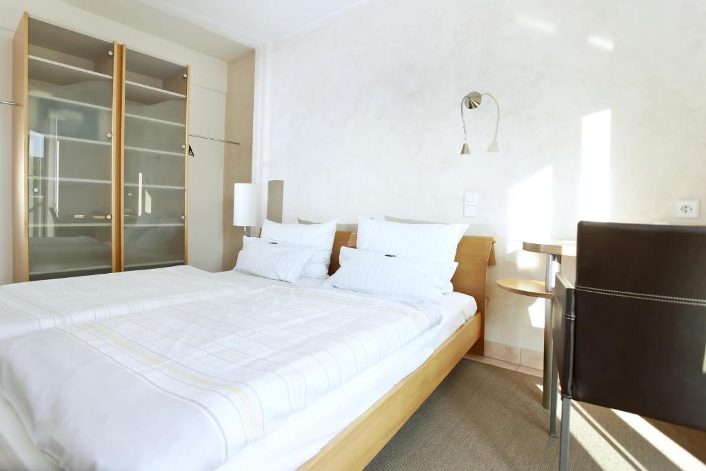 Doppelzimmer Alb – Straßenseite