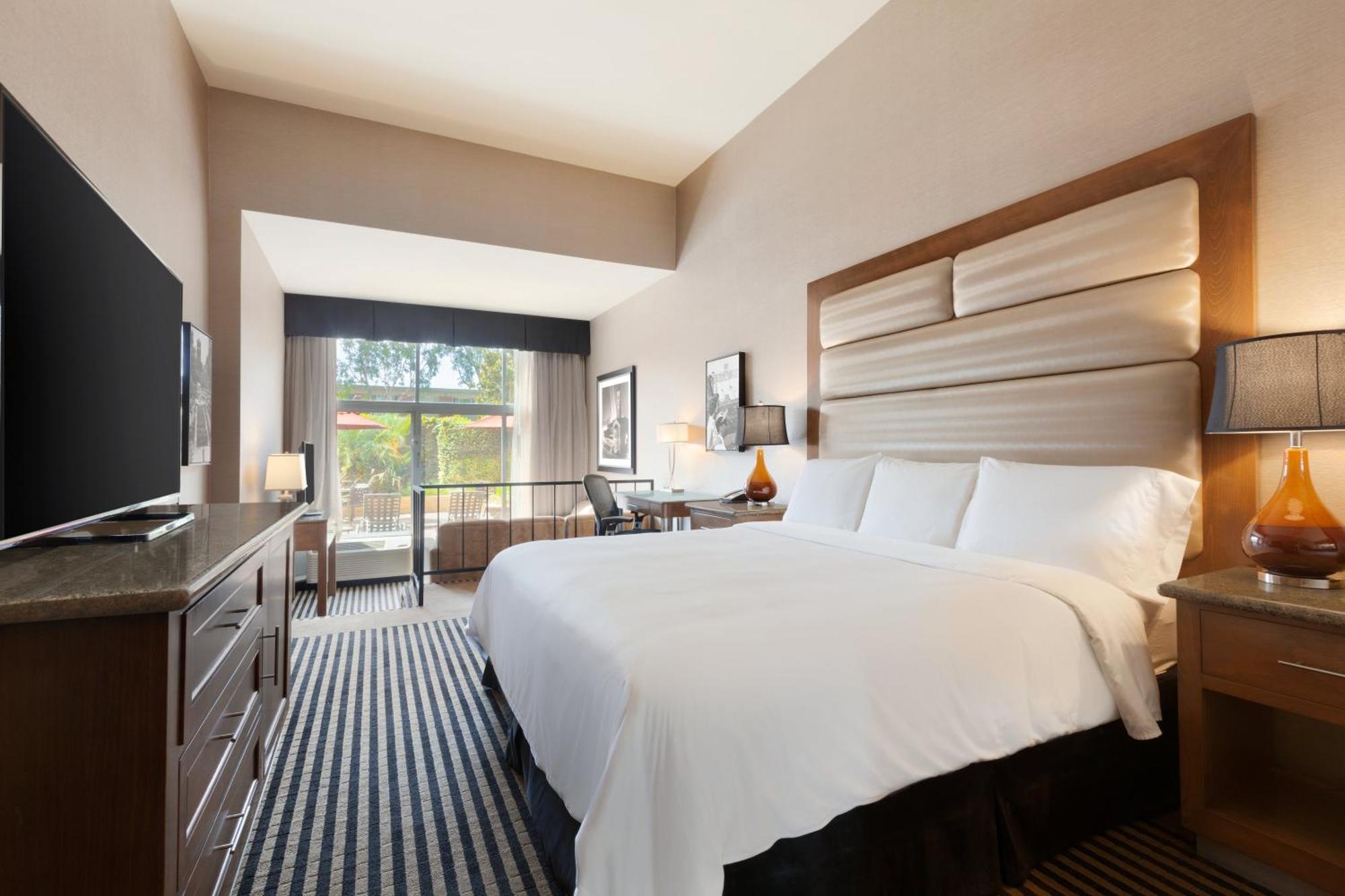Habitación con cama extragrande y vistas al jardín