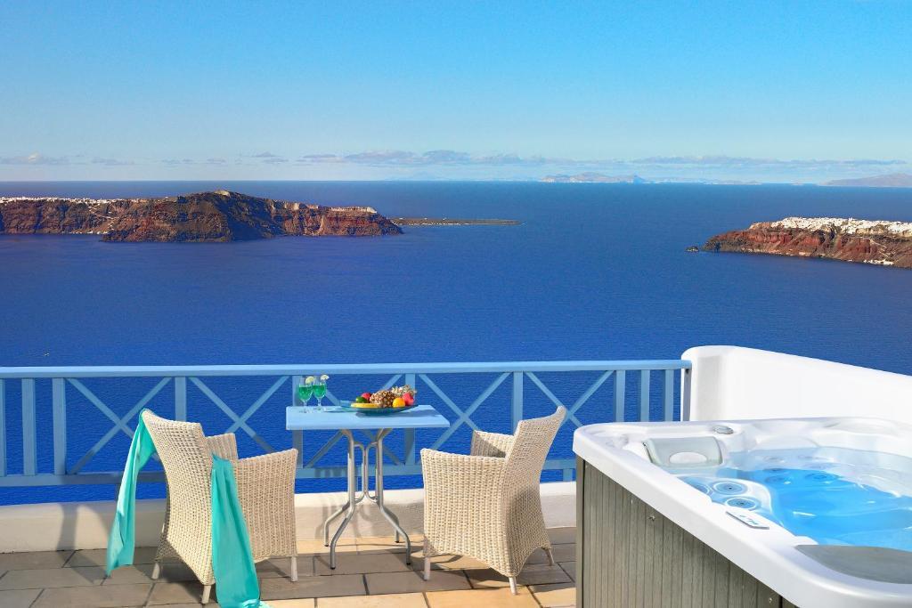 Elegant Suite with Hot Tub and Caldera View