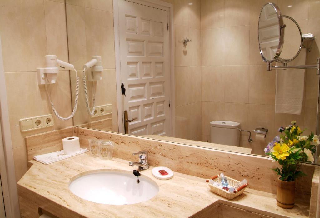 Dos Habitaciones Dobles comunicadas (4 adultos)