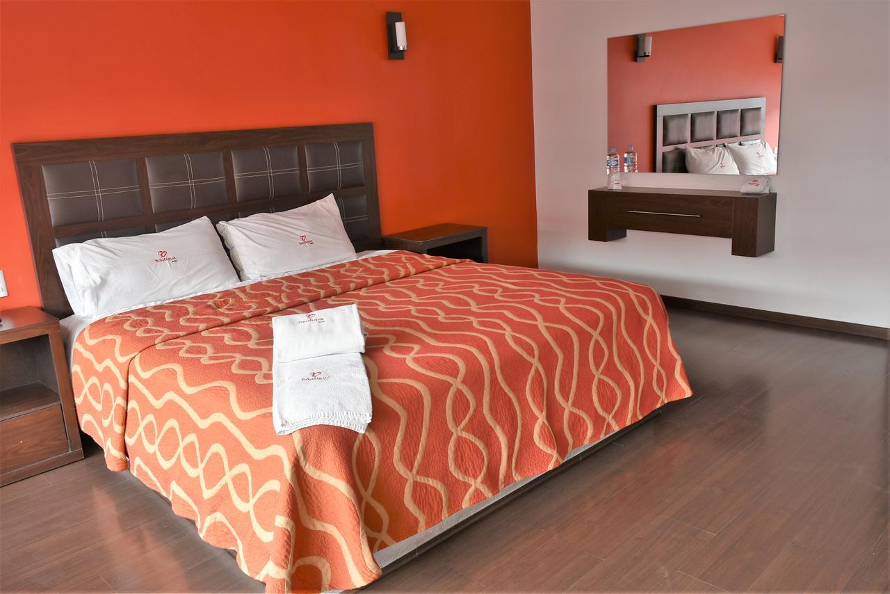 Habitación con cama extragrande.