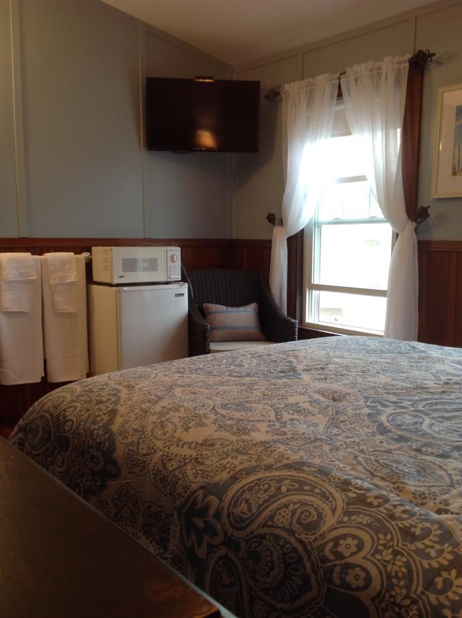 Queen Room with Shared Bathroom