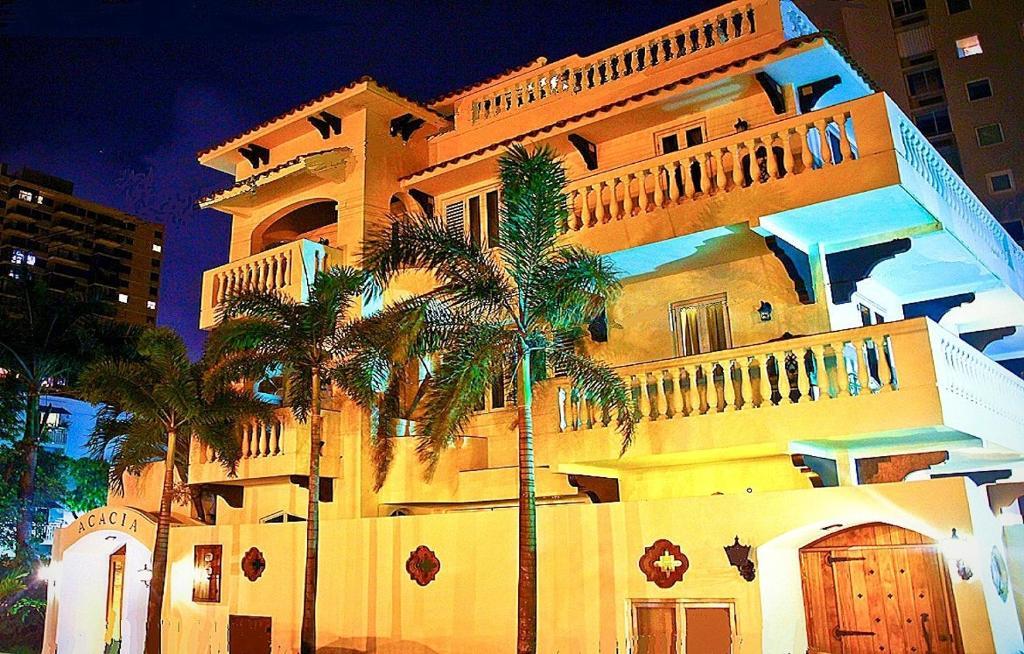 Habitación con cama grande y vistas al mar