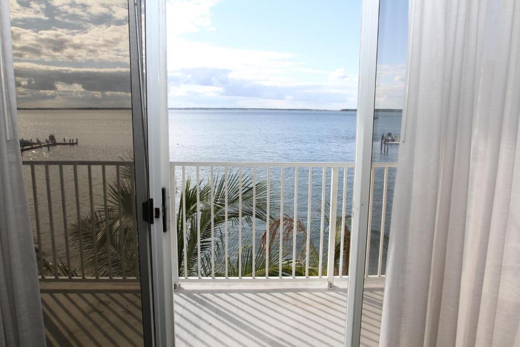 Bayfront Deluxe Queen with Kitchenette - South Building,209909296:JPEG
