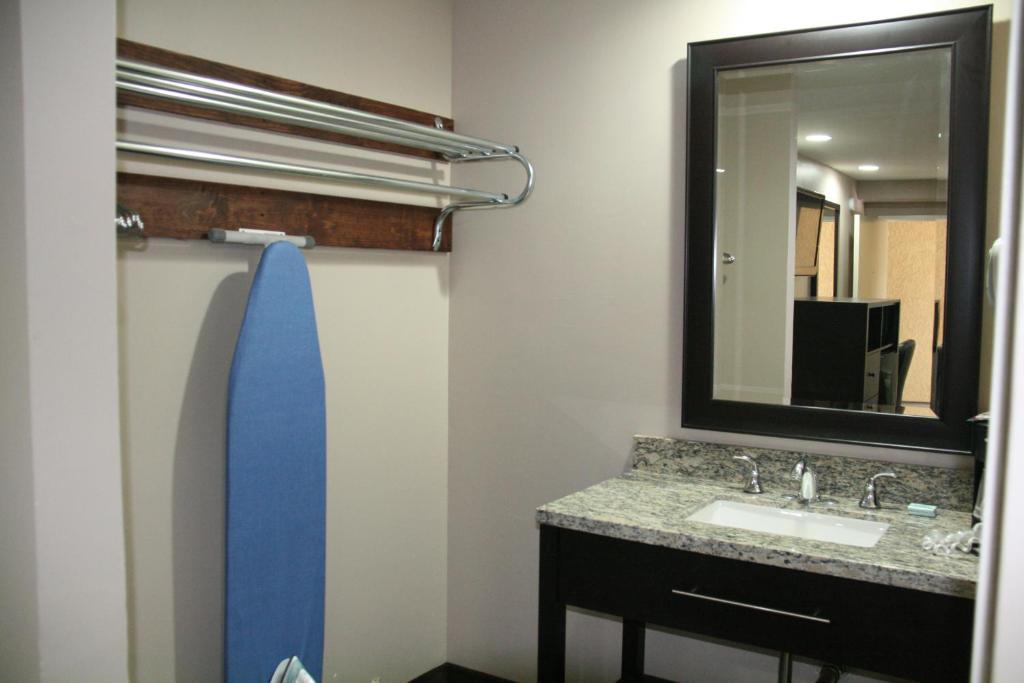 Queen Room - Disability Access - Non-Smoking