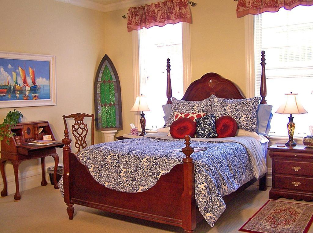 Classic Queen Room
