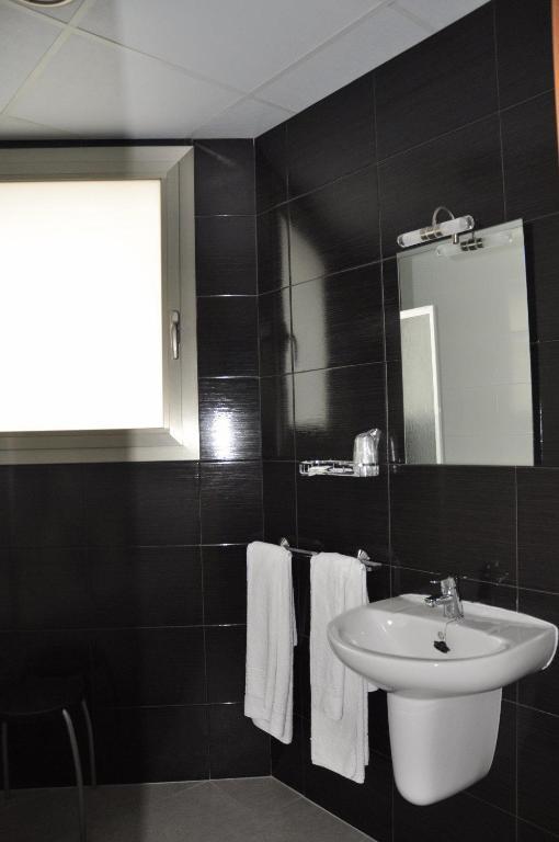 Double or Twin Room (2 Adults + 1 Child)