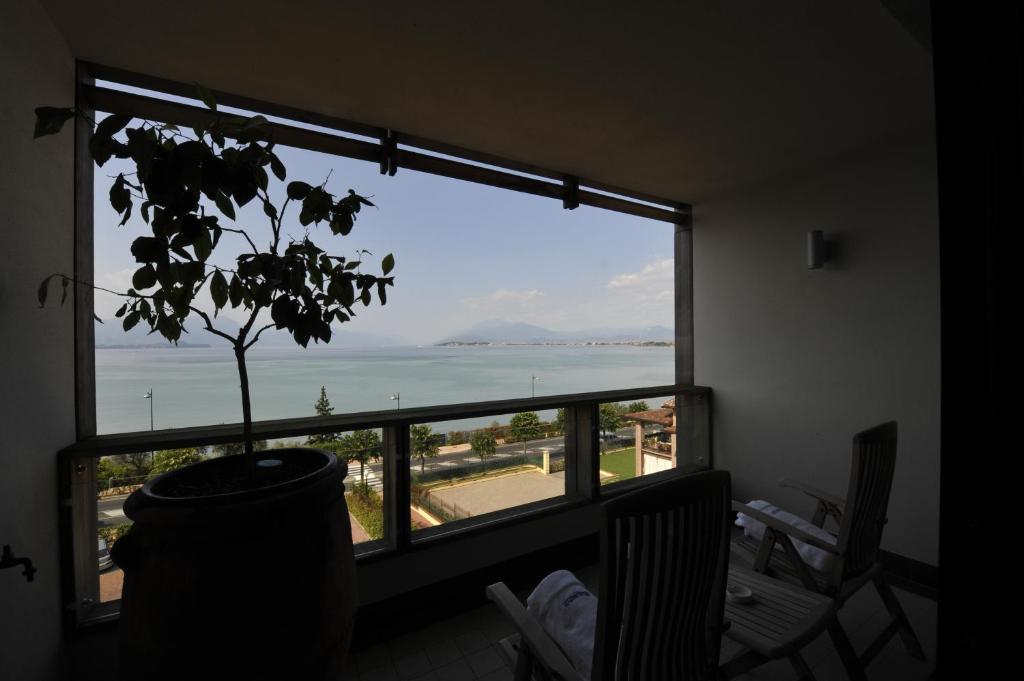 Standard Room with Lake View and Spa Access