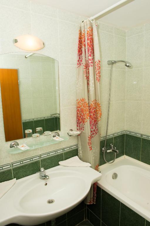 Tweepersoonskamer met 1 Tweepersoonsbed of 2 Aparte Bedden (2 Volwassenen + 1 Kind)