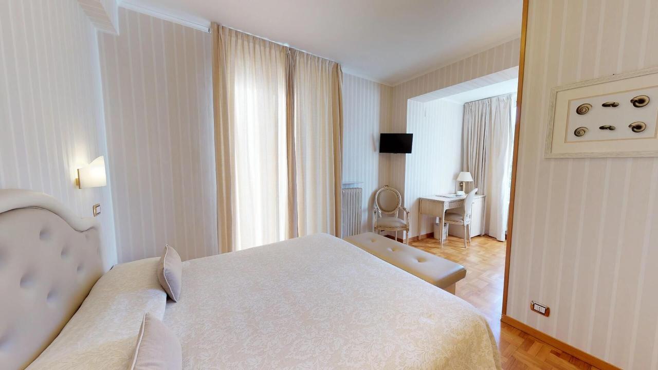 Double or Twin Room with Sea View and Beach Access