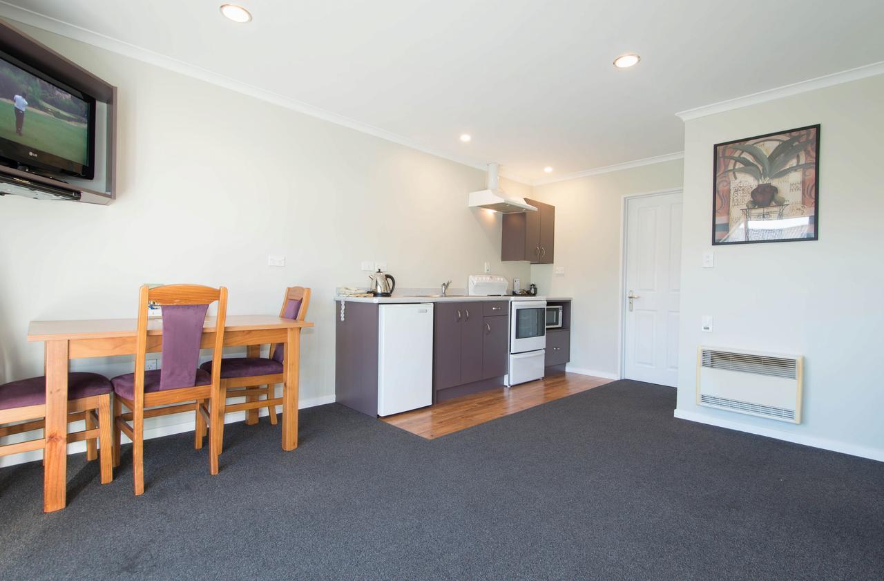 Deluxe One-Bedroom Apartment