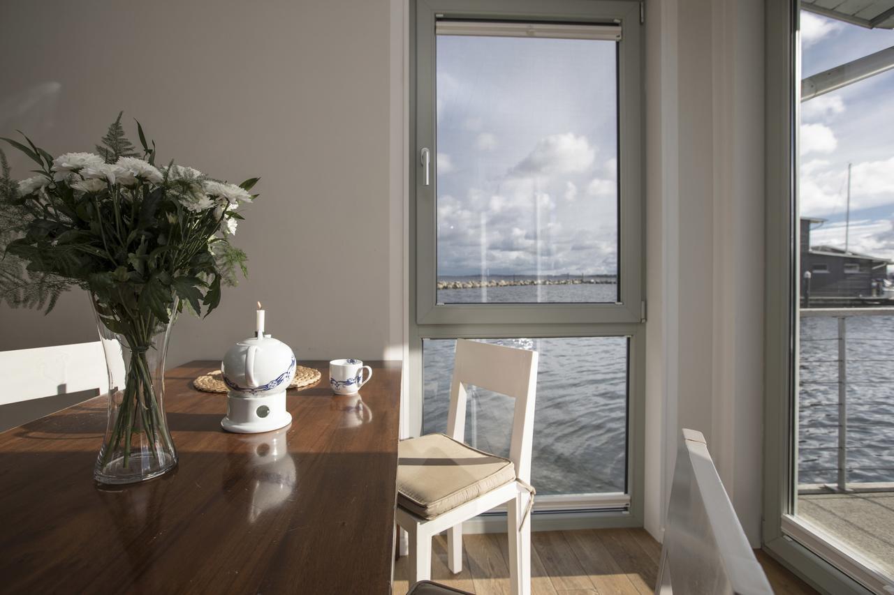 Kleines schwimmendes Ferienhaus