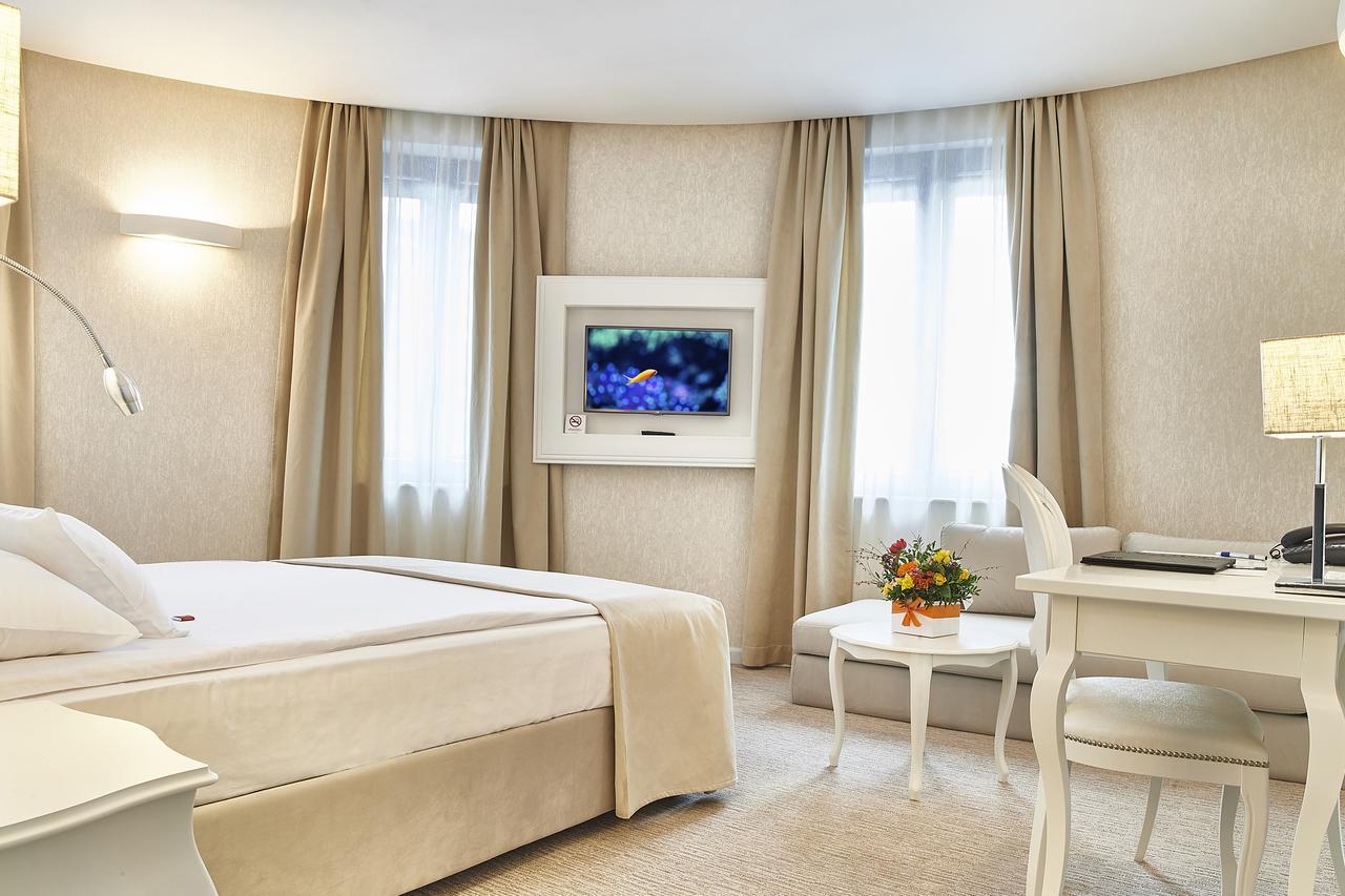 Habitación Doble Deluxe con sofá y vistas a la montaña
