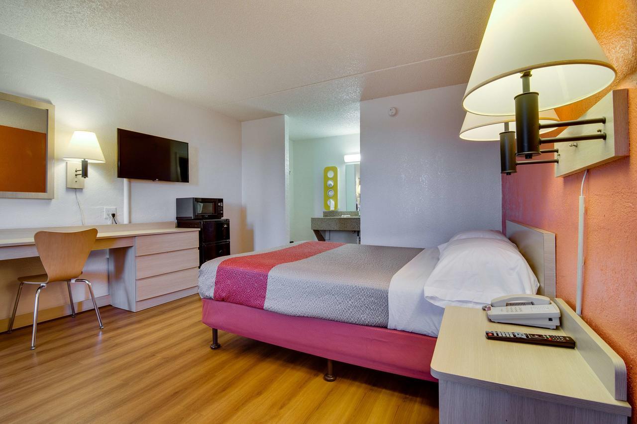 Deluxe Queen Room - Non-Smoking
