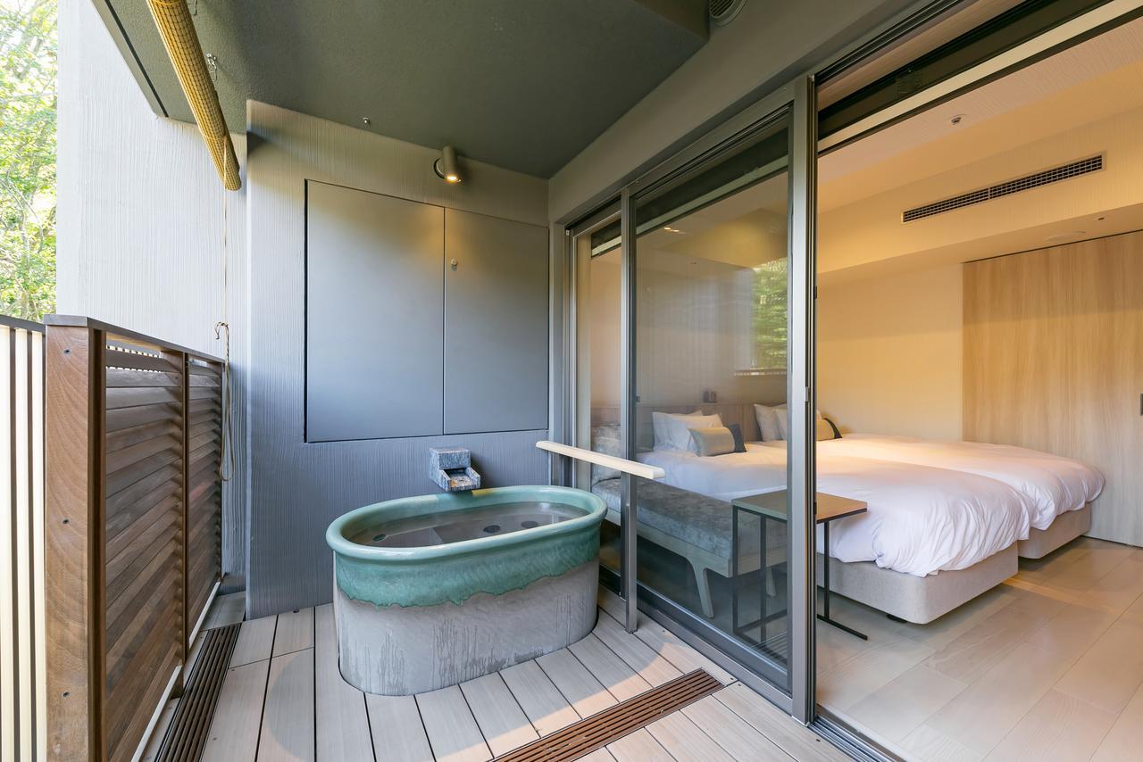 Quarto Casual com 2 Camas de Solteiro e Banheira ao Ar Livre