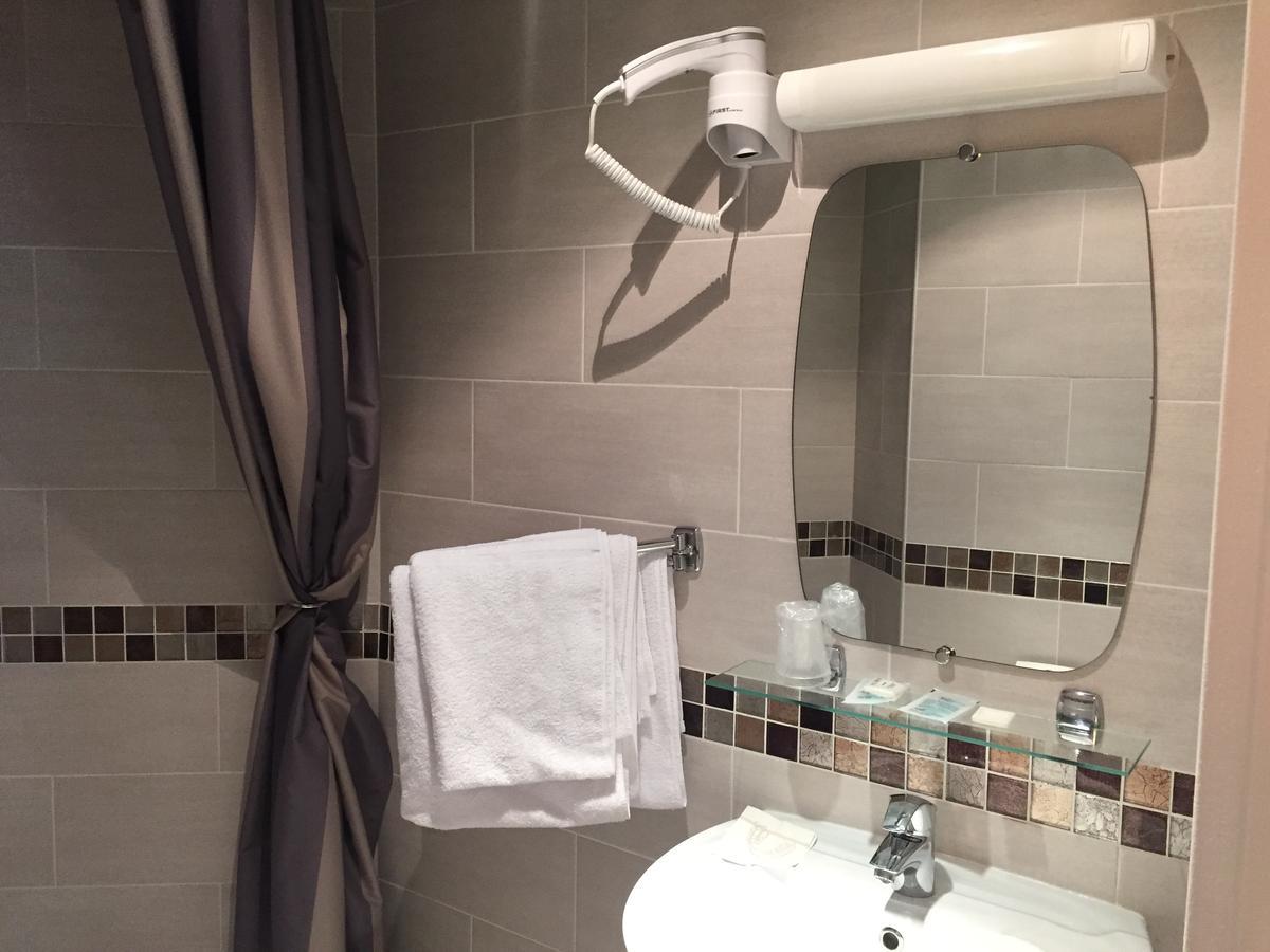 Two Adjacent Double Rooms non connecting