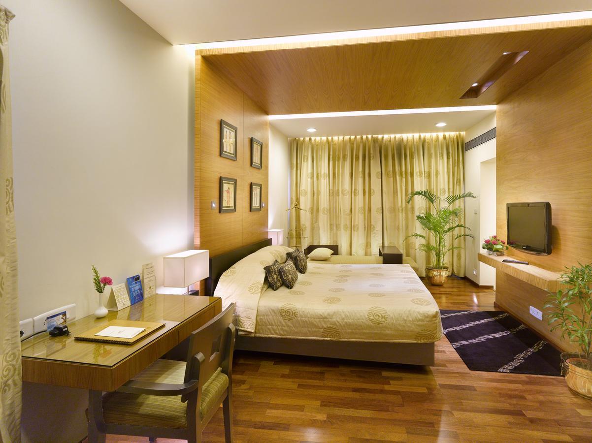 Russel Suite - 10% off on Laundry and Travel desk