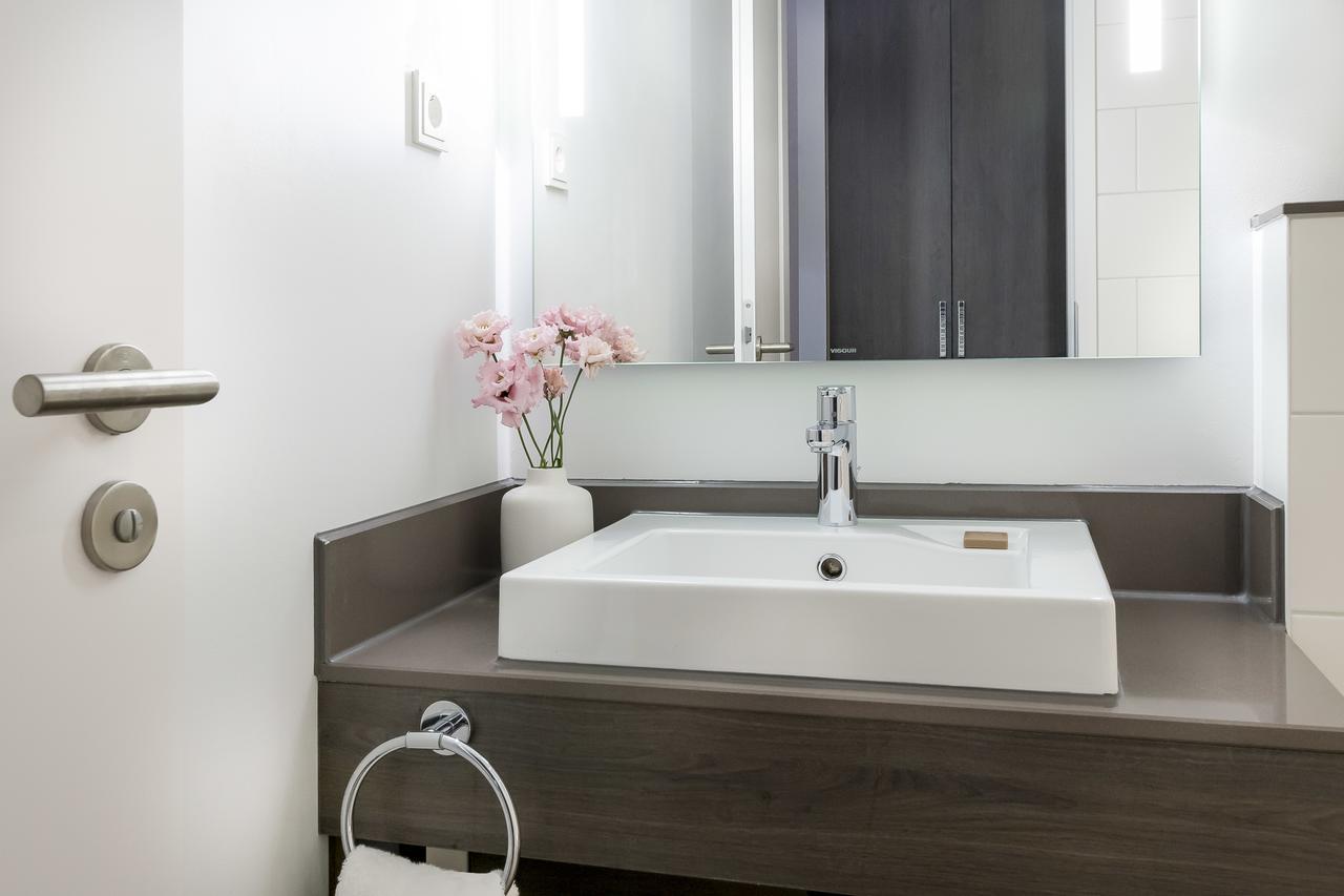 Studio Executive,696306795:JPEG