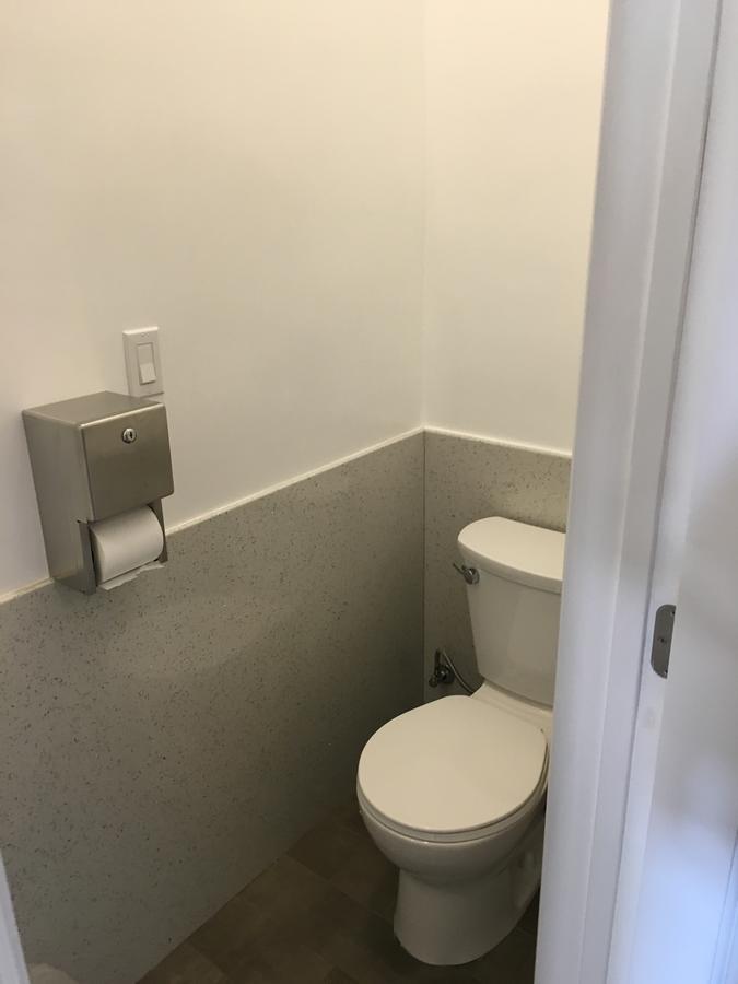 Kamer met Queensize Bed en Gedeelde Badkamer