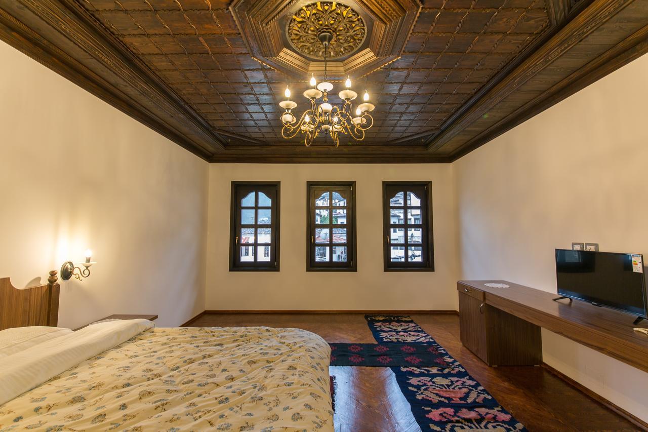 Dreibettzimmer mit Stadtblick