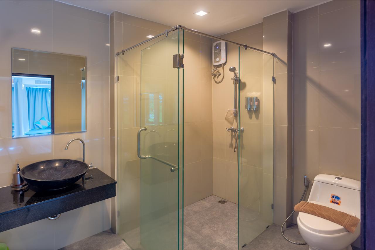 Corner Queen Room with Partial Sea View