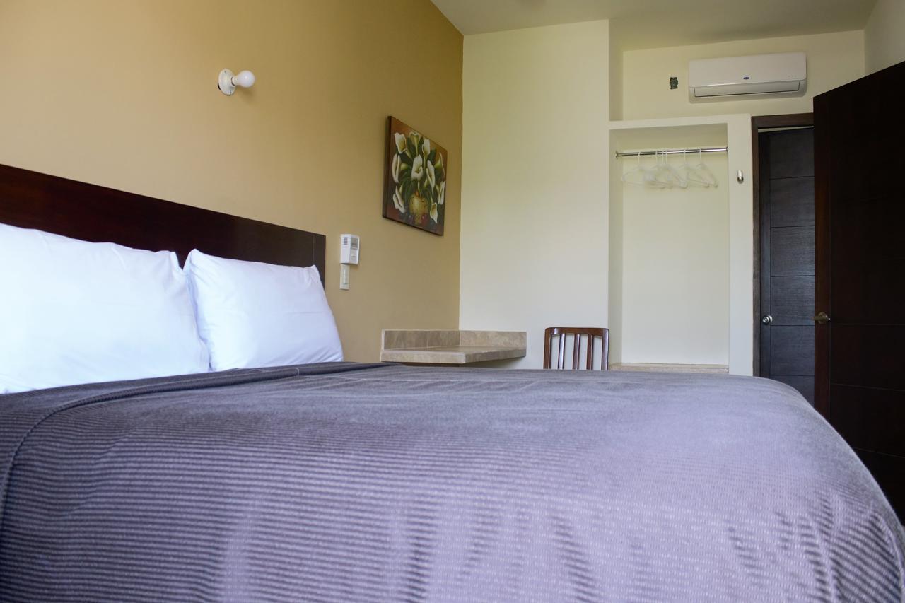 Habitación con cama extragrande.