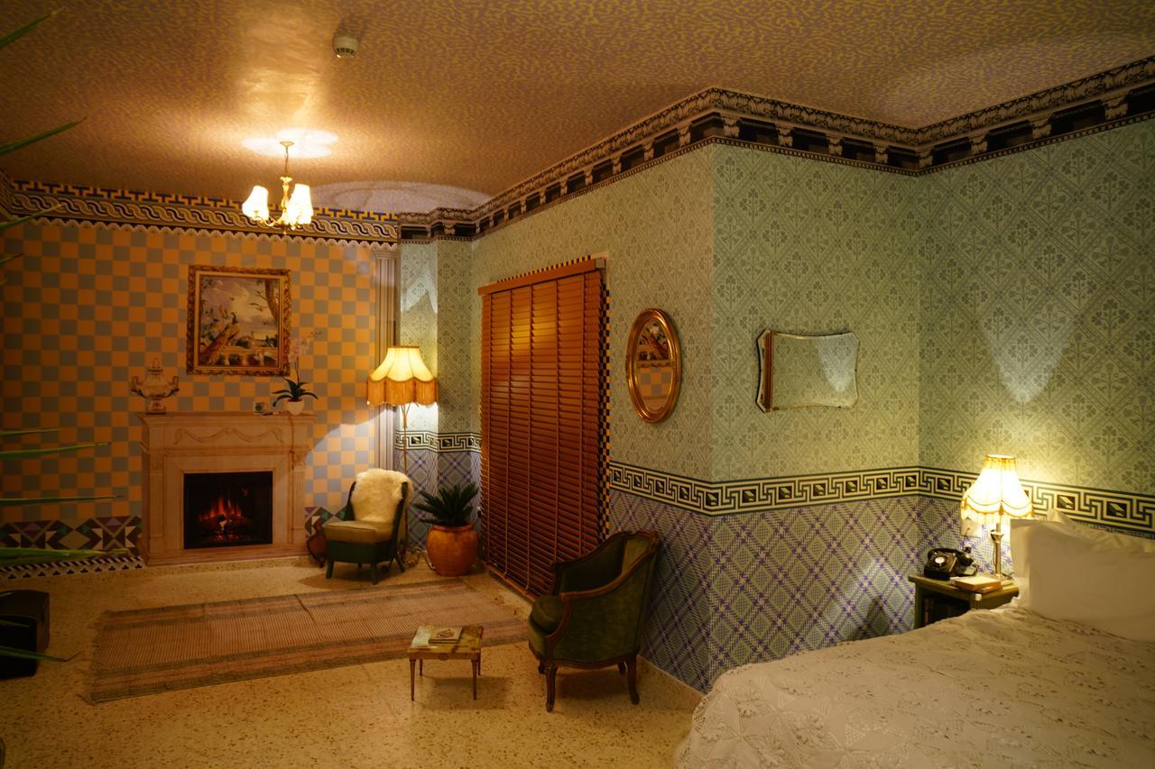 Artist Suite - Dominique Petrin