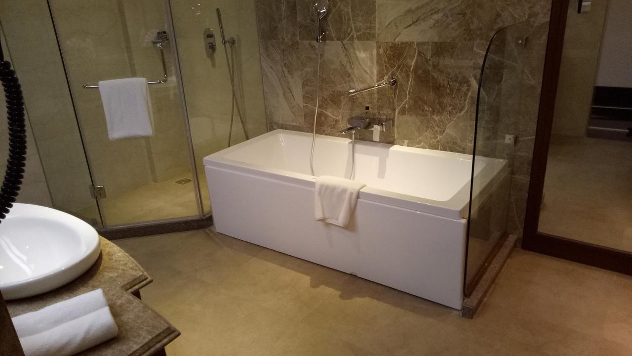 Junior Suite: 15% off on Two-way Airport Transfer, 10% off on Food & Beverage services, 10% Discount On Laundry service