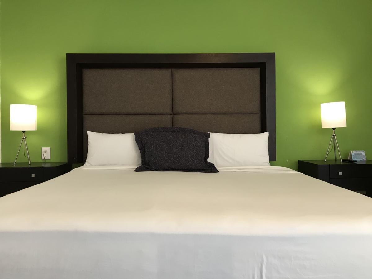 Habitación con cama extragrande.