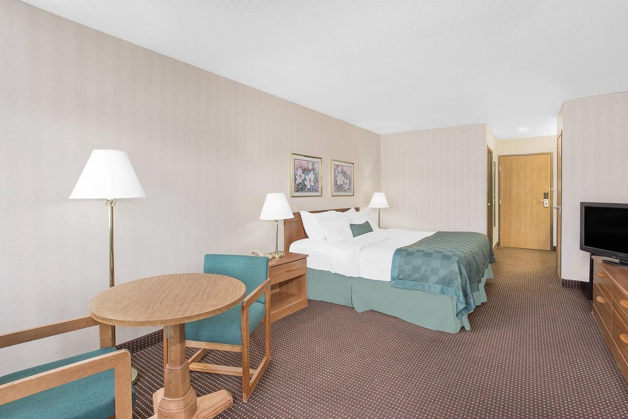 King Room with Lake View - Non-Smoking