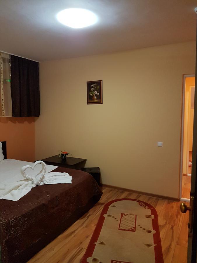 Queen Suite with Pool View