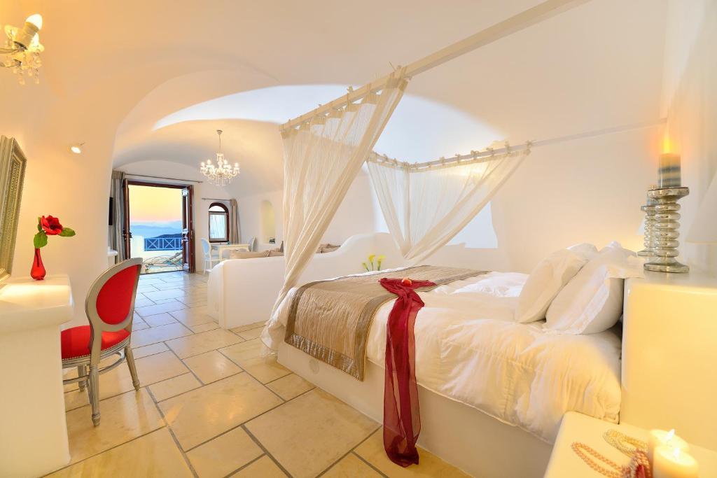 Luxury Villa with Private Pool and Caldera View