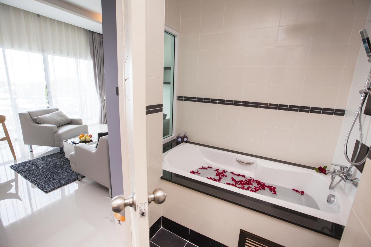 Suite with Bathtub