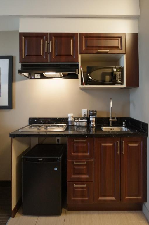 King Room with Kitchenette - Non-Smoking