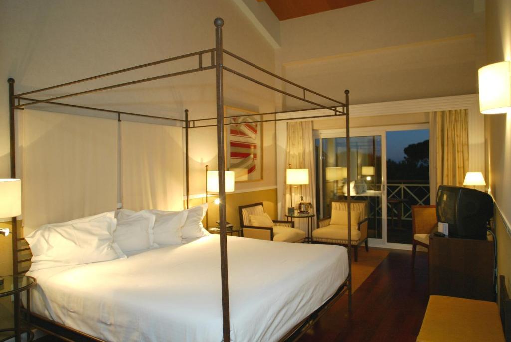 Doppelzimmer mit Kingsize-Bett