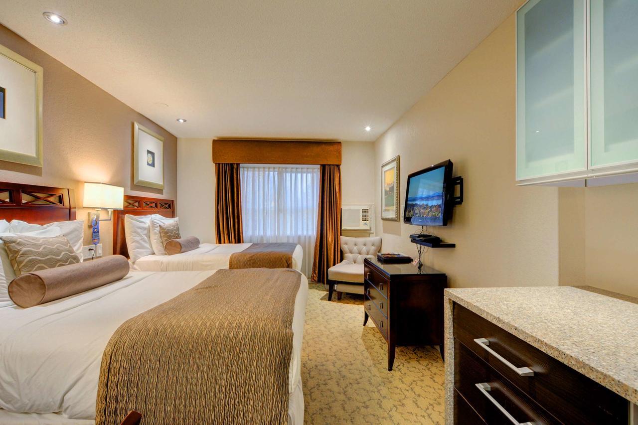 Studio Room with Two Double Beds & Kitchenette