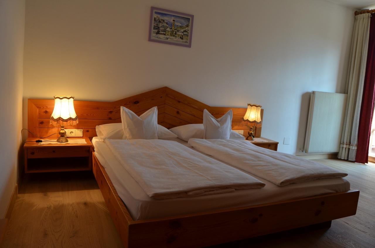 Doppel-/Zweibettzimmer mit Balkon