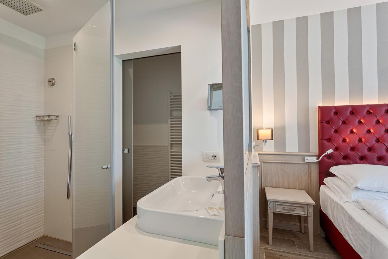 Deluxe Triple Room Lake View Double Balcony,1586821672:JPEG