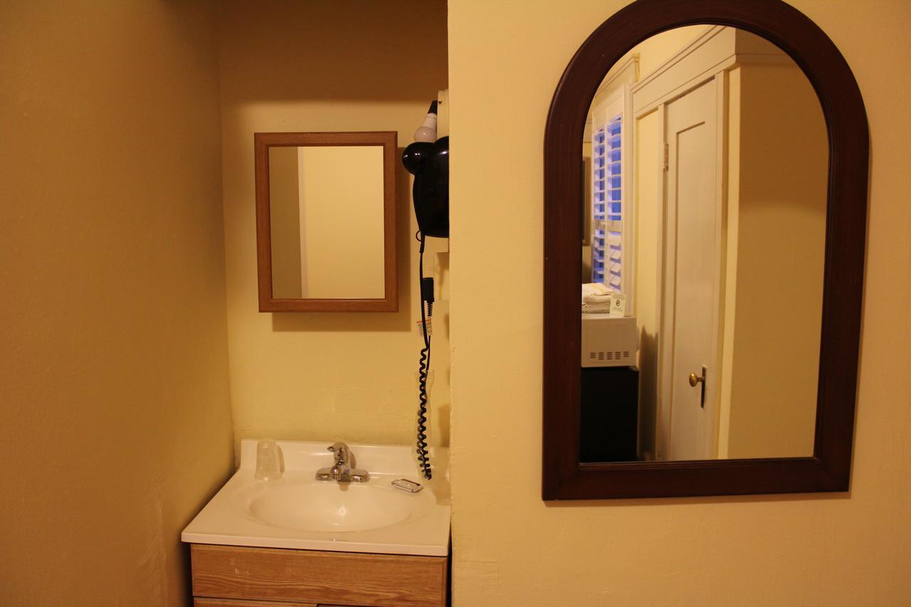 Quarto Duplo Standard com Banheiro Compartilhado
