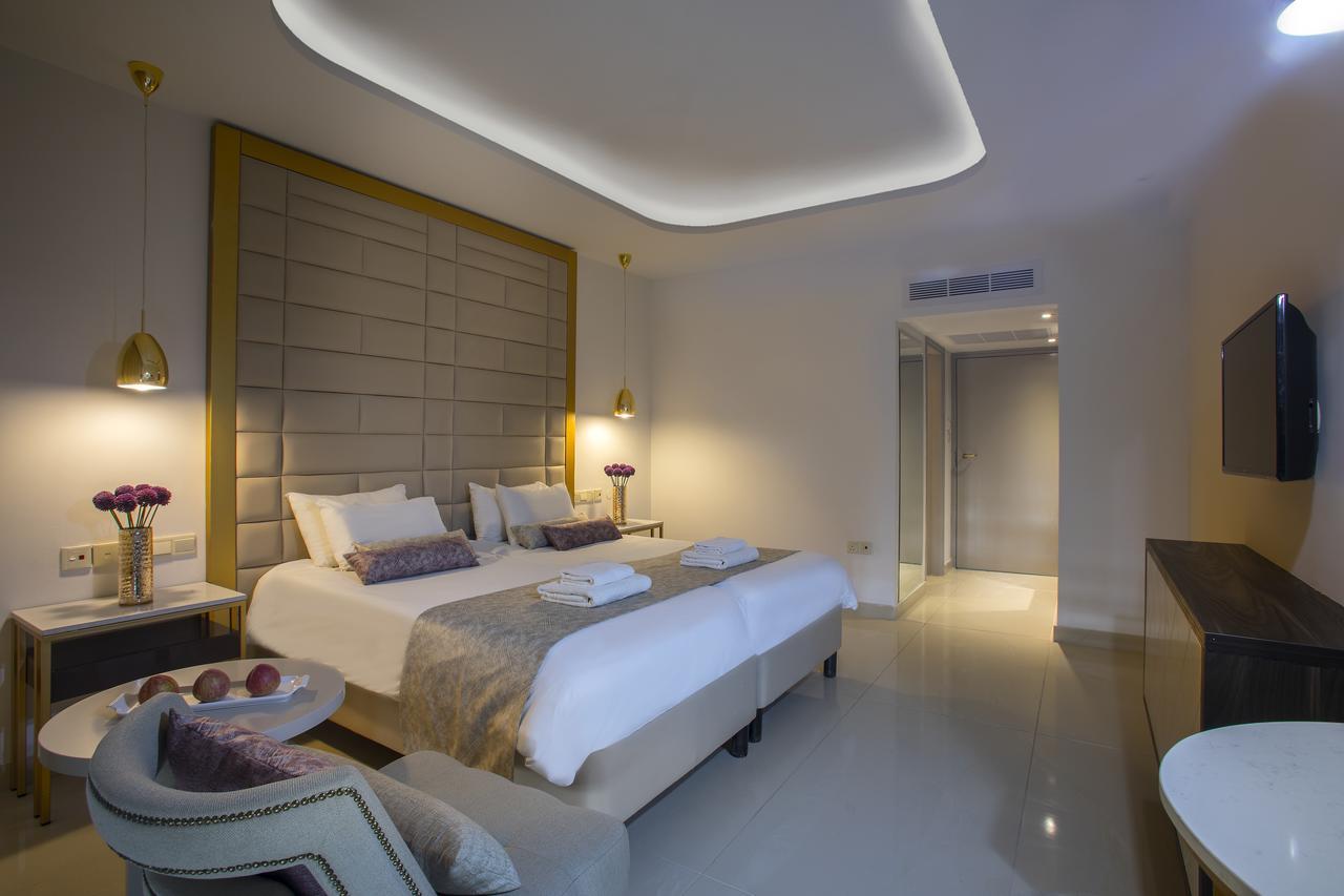 Double or Twin Room with Front Sea View